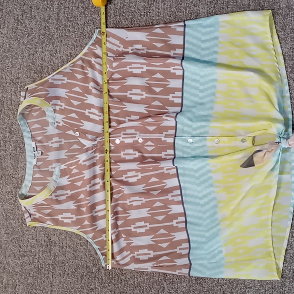 2x sleeveless tank top